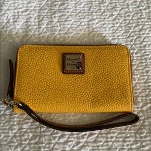 Dooney & Bourkey wristlet